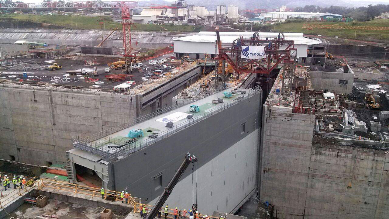Awesome Photos Of The Panama Canal Lock Gates Being Installed
