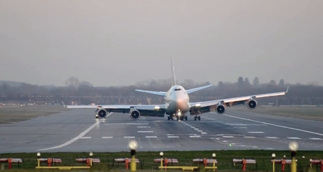 Watch This Virgin Atlantic 747 Jumbo Jet Land Without One Of Its Landing Gears