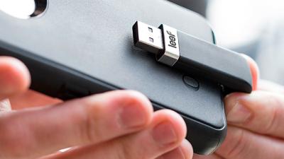This Curvy Flash Drive Hides Behind Your iPhone So It’s Less Intrusive