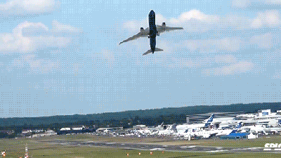 Watch This Boeing Dreamliner’s Stunning Vertical Take-Off Stunt