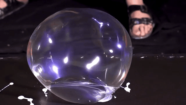 The Spectacular Art Of Painting With Soap Bubbles 