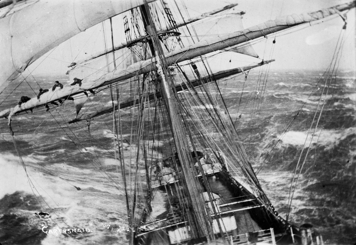 18 Terrifying Photos Of Ships In Trouble