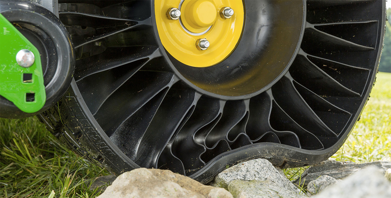 John Deere’s New Ride-On Mower Is One Of The First To Have Airless Tyres