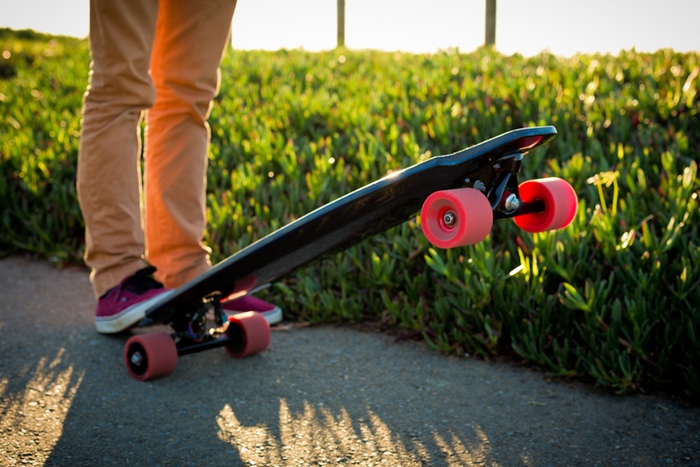 This Electric Skateboard Has Motors Inside Its Wheels