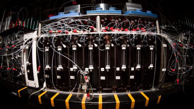 This Machine Builds Obscure Molecules From Scratch In Hours