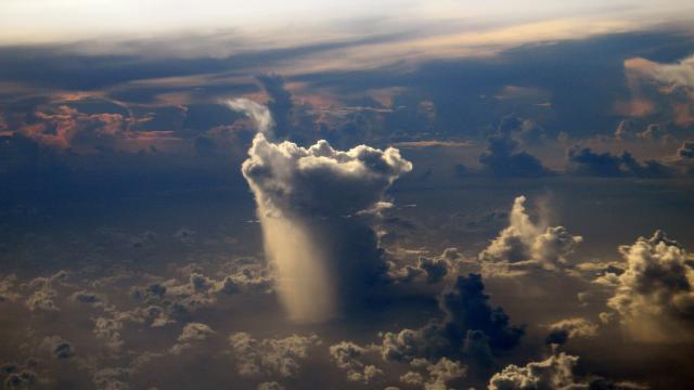 This Gorgeous Picture Of A Lonely Cloud Pouring Water Is Unreal