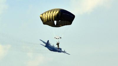 Cool Photo Of A Paratrooper Makes It Look Like He’s Surfing An Aeroplane
