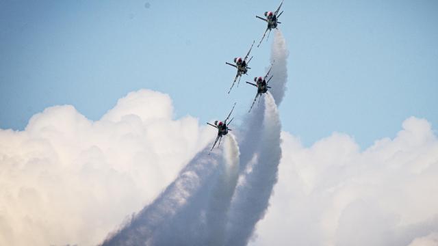 US Air Force F-16 Thunderbirds Don’t Even Look Like Planes In This Photo