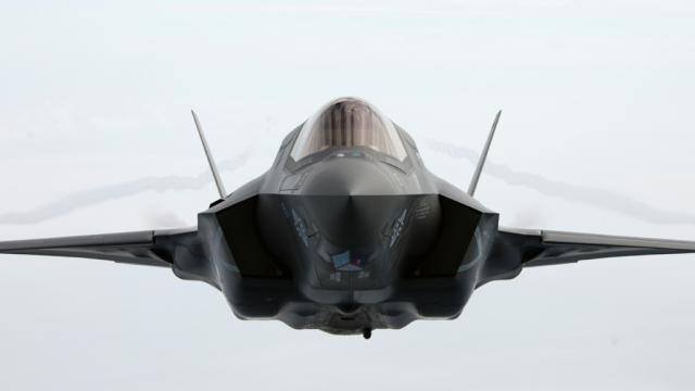 Here’s Your New Wallpaper: A Pitch Perfect Photo Of A F-35