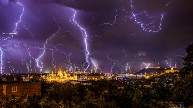 Two Hours Of Thunderstorm Siege Made Budapest An Electrifying City