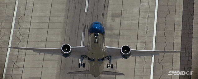 Watch A Boeing 787 Dreamliner Takeoff Almost Perpendicular To The Ground
