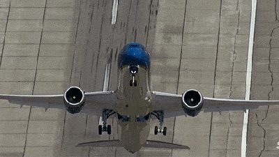Watch A Boeing 787 Dreamliner Takeoff Almost Perpendicular To The Ground