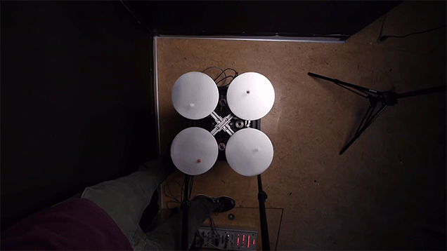 Watch This Machine Juggle Four Balls Better Than A Circus Clown Can