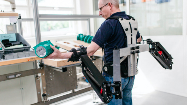 This Exoskeleton Rig Makes Factory Workers 10 Times Stronger