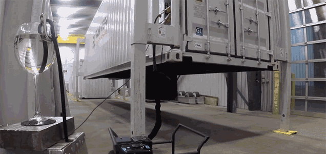 Pop-Out Legs Let These Shipping Containers Lift Themselves Onto Trucks