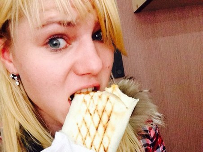 Women In Russia Are Posing With Shawarma, Probably Because Putin