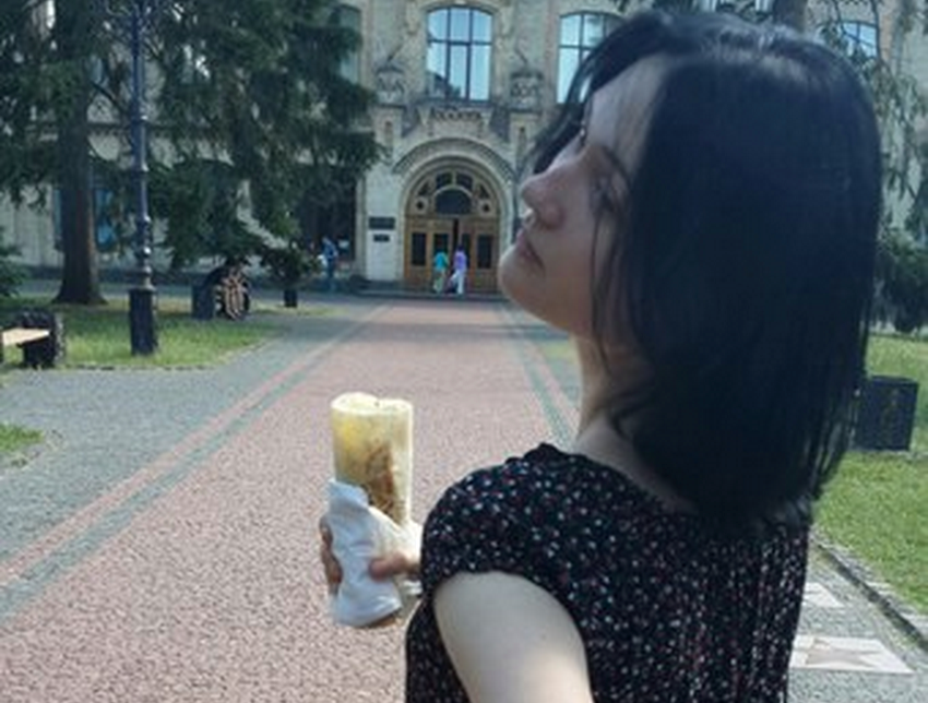 Women In Russia Are Posing With Shawarma, Probably Because Putin