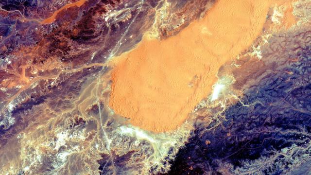 The Algerian Sahara Looks Stunning From Orbit
