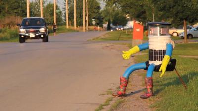 This Robot Is Hitchhiking Across The US (Please Don’t Steal His Boots)