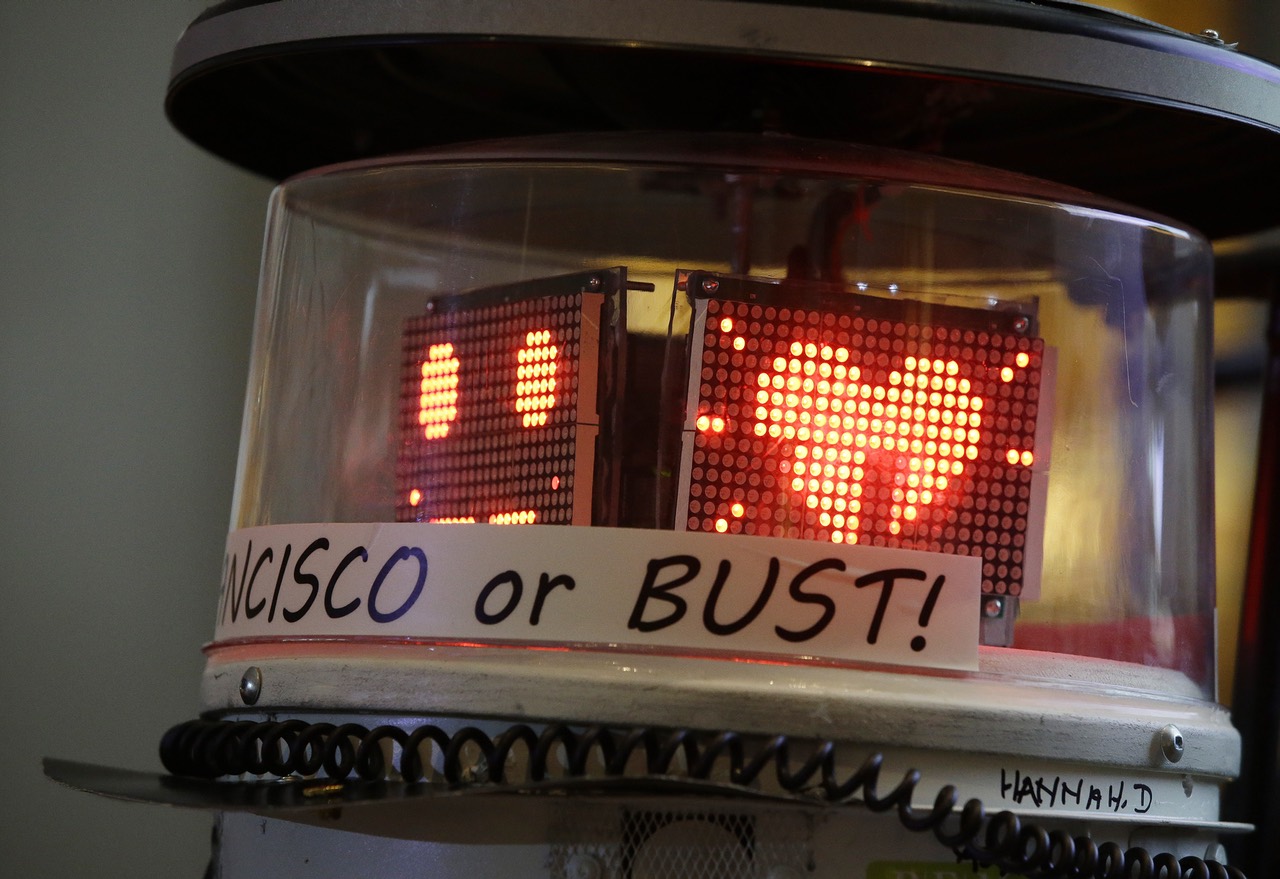 This Robot Is Hitchhiking Across The US (Please Don’t Steal His Boots)