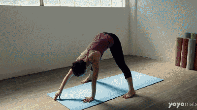 This Self-Rolling Yoga Mat Harnesses ’90s Slap Bracelet Technology