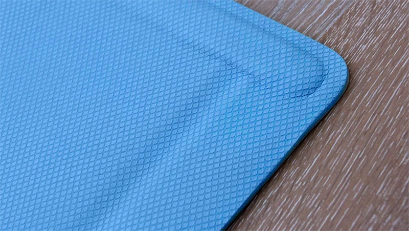 This Self-Rolling Yoga Mat Harnesses ’90s Slap Bracelet Technology