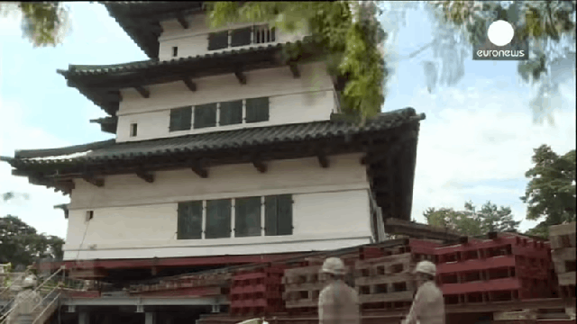 Here’s How You Move A 363 Tonne, 404-Year-Old Japanese Castle