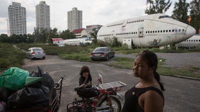Bangkok’s Homeless Are Turning These Decommissioned Aeroplanes Into Makeshift Homes