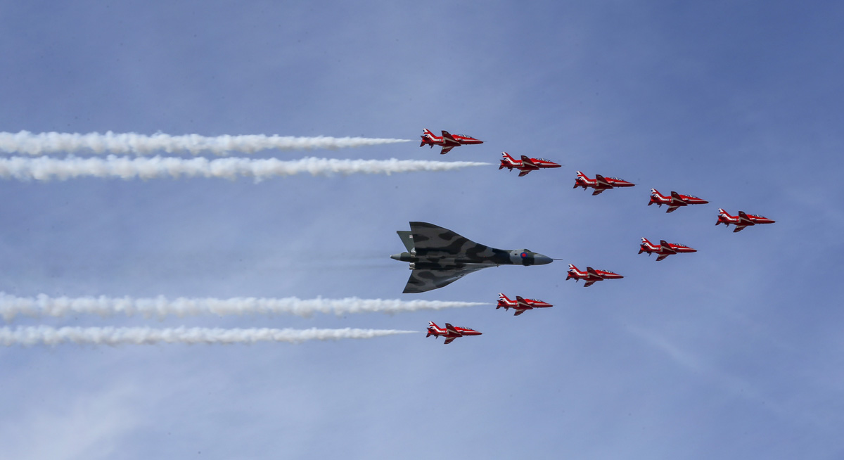 This Dramatic Shadowplay Marked The Last Red Arrows — Vulcan Flypast