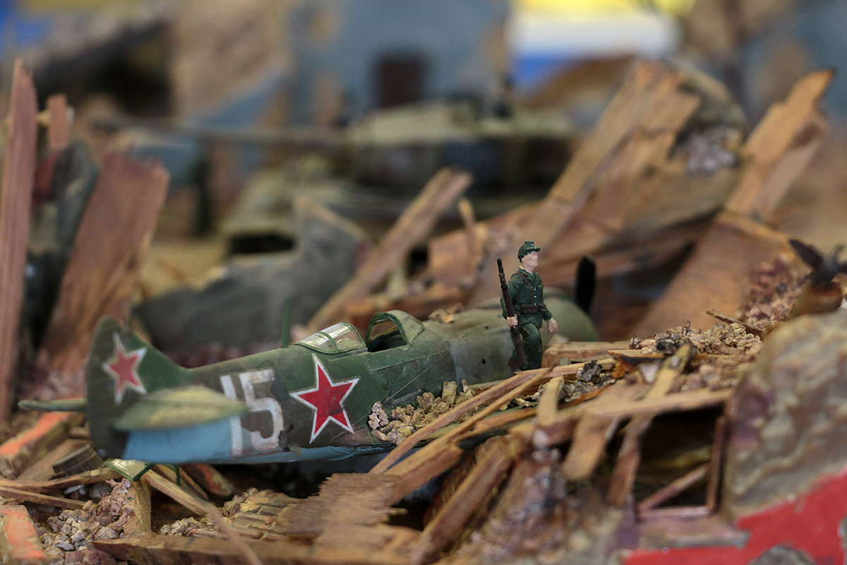 Incredible Scale Models Of War Scenes, From World War II To Warhammer 40K