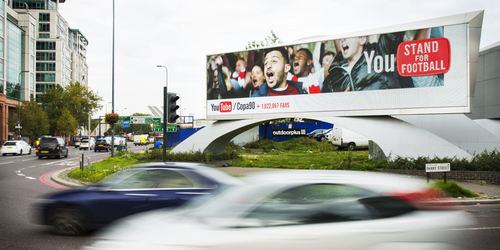 Google’s Testing Web-Style Responsive Ads On Huge London Billboards