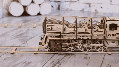 Look At All The Wonderful Wooden Gears Inside This Elastic-Powered Locomotive