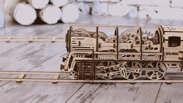 Look At All The Wonderful Wooden Gears Inside This Elastic-Powered Locomotive