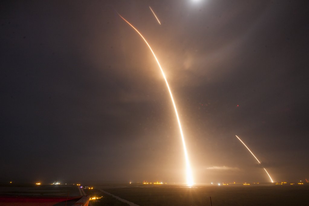 These Are The Most Bad-Arse Photos From The SpaceX Rocket Landing