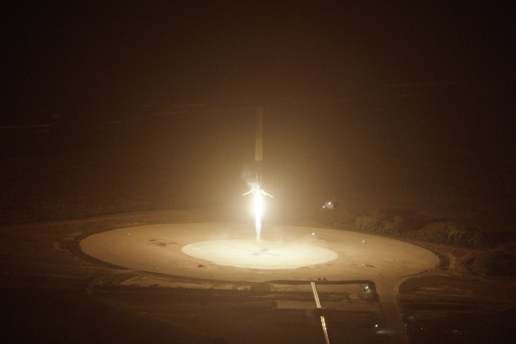 These Are The Most Bad-Arse Photos From The SpaceX Rocket Landing