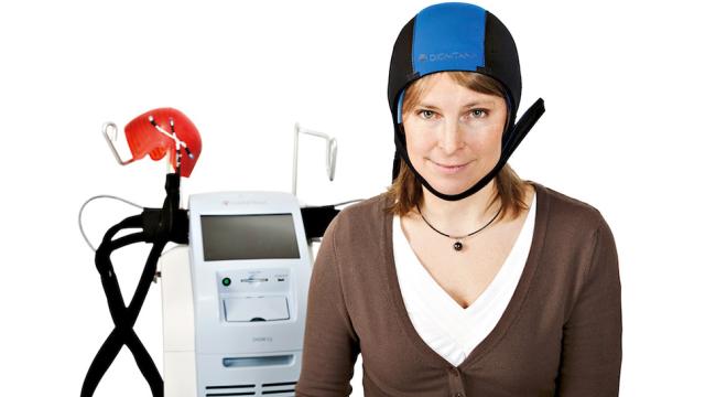 Wearing This Silicon Cooling Cap Reduces Hair Loss During Chemotherapy