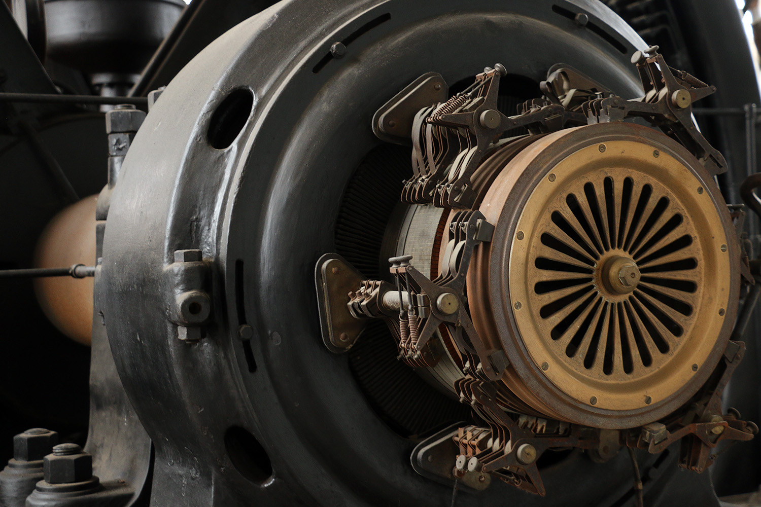 This Dieselpunk Shrine Hides A Century-Old, Fully Operational 800HP Motor 