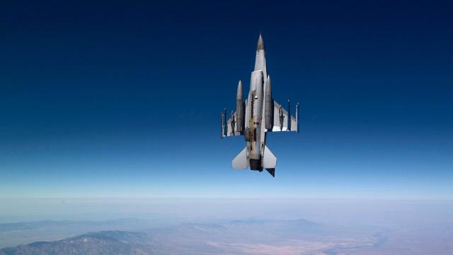 Fantastic Photo Of A F-16 Flying Perfectly Straight Up In The Air