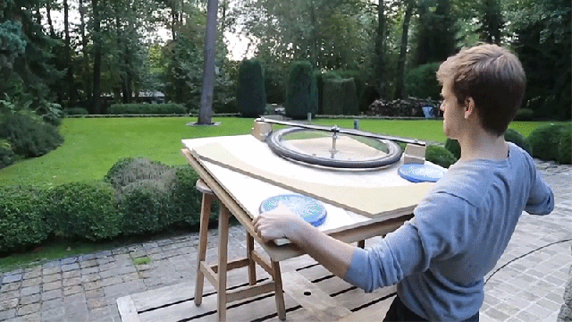 Turn An Old Drill And Bicycle Wheel Into An Impressive Frisbee Launcher