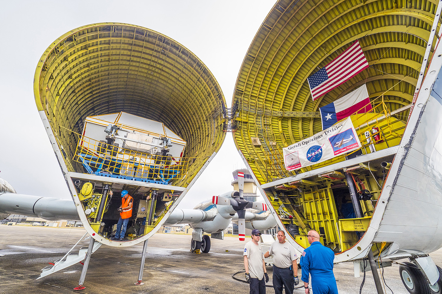 This Is How NASA Transports Spacecraft In An Aircraft