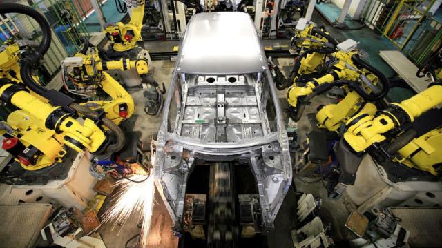 At Mercedes, Humans Take Robots’ Jobs