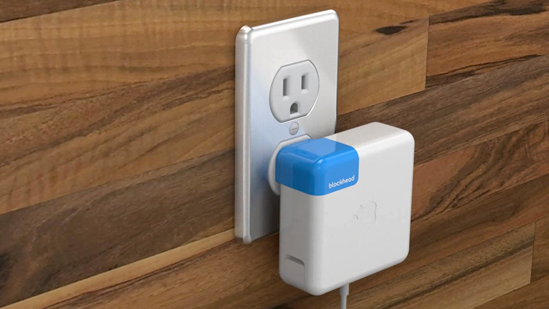 A Simple Angled Plug Just Fixed Everything Wrong With Apple’s MacBook Power Adaptor