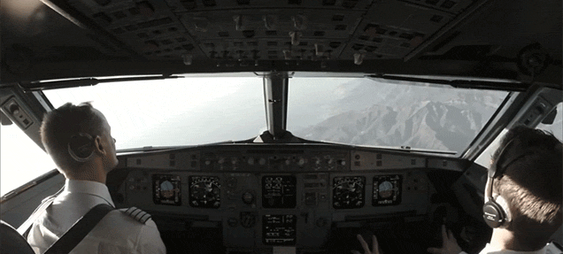 What It’s Like To Fly Inside The Cockpit Of An Aeroplane