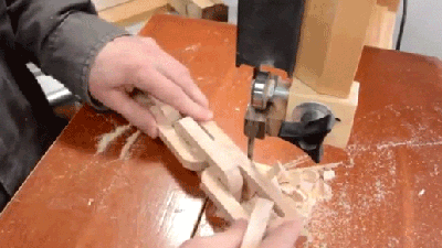 This Woodworking Wizard Turns A Single Block Of Wood Into A Chain 