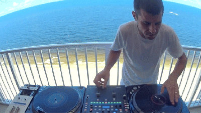 Chill DJ Will Blow Your Mind With Turntable Wizardry