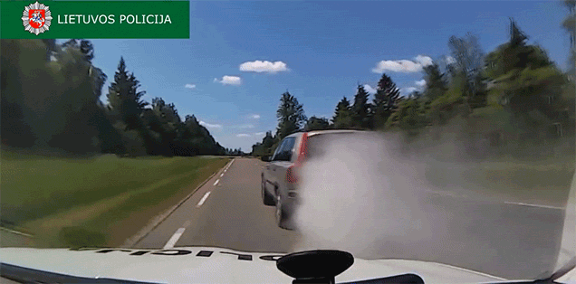Totally Savage Driver Uses Smoke Screen And Throws Spikes At The Police During Car Chase