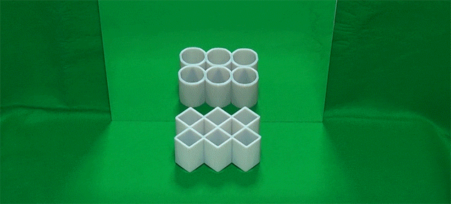 Illusion Somehow Transforms Rectangles Into Circles In The Mirror