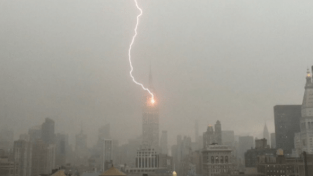 This Is What It Looks Like When Lightning Strikes The Empire State Building 