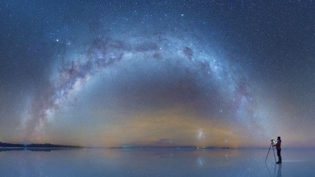 Photos Of These Bolivian Salt Flats Perfectly Reflect The Night Sky