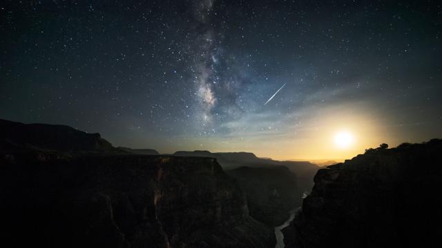 A Fireball Over The Grand Canyon Makes Planet Earth Look Extraterrestrial